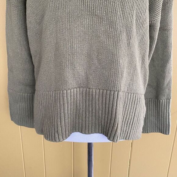 Abercrombie & Fitch women XS collared V-cut Longsleeve knit sweater brand new - Picture 2 of 9
